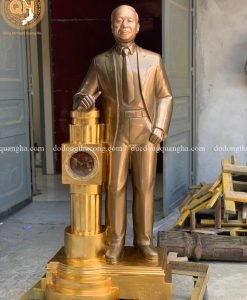 TƯỢNG TRUYỀN THẦN ĐỨNG CẠNH ĐỒNG HỒ ĐỒNG ĐỎ THIẾP VÀNG 9999 CAO 1,5M